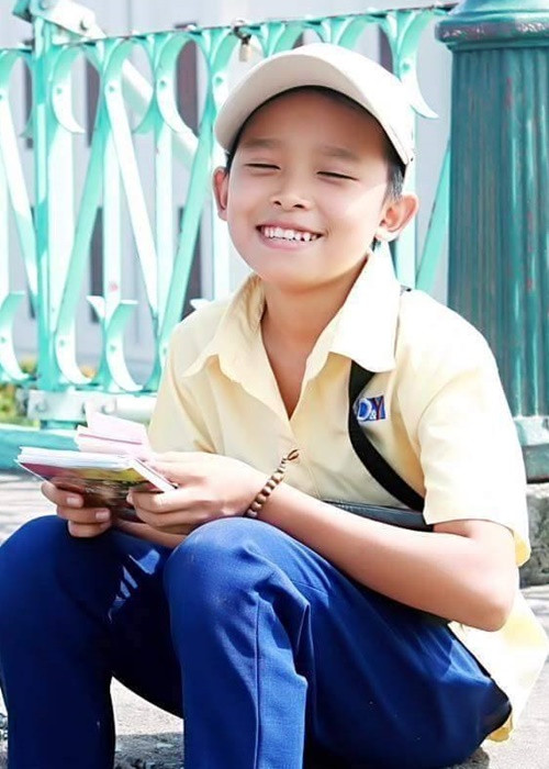 Trước Vietnam Idol Kids 2016, Hồ Văn Cường chỉ là em bé nghèo ở Tiền Giang phải đi hát đám cưới kiếm tiền phụ gia đình. Sau cuộc thi, cuộc đời của Hồ Văn Cường bước sang trang mới. Hồ Văn Cường trở thành con nuôi của Phi Nhung. Em được mẹ nuôi chỉ dạy, dìu dắt trên con đường nghệ thuật, được lưu diễn nước ngoài khi còn nhỏ. Không những vậy, Phi Nhung còn chăm lo chuyện học hành của Hồ Văn Cường. Ảnh: FBNV