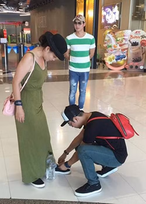 Thanh Bình từng 2 lần chi tiền mua xe hơi tặng vợ. Bên cạnh đó, nam diễn viên còn xây biệt thự 5 tầng cho vợ con. Có thể nói, Thanh Bình là người chồng soái ca. Bản thân Lan Ngọc thừa nhận Thanh Bình là người đàn ông đáng mơ ước. Ảnh: FBNV