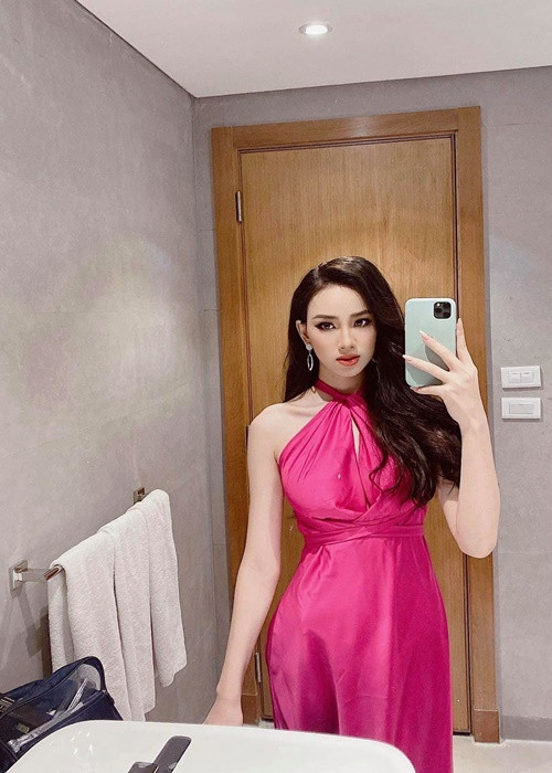 Do đóng gói trang phục quá cẩn thận, đại diện Việt Nam bị hải quan nghi buôn lậu quần áo nên tạm giữ 15 chiếc váy. Trong lúc chờ đợi ban tổ chức vận chuyển hành lý bị giữ đến sau, Ái Nhi phải mua bikini ở chợ Ai Cập và nhờ các thí sinh khác hỗ trợ trang phục. Ảnh: FB Ái Nhi