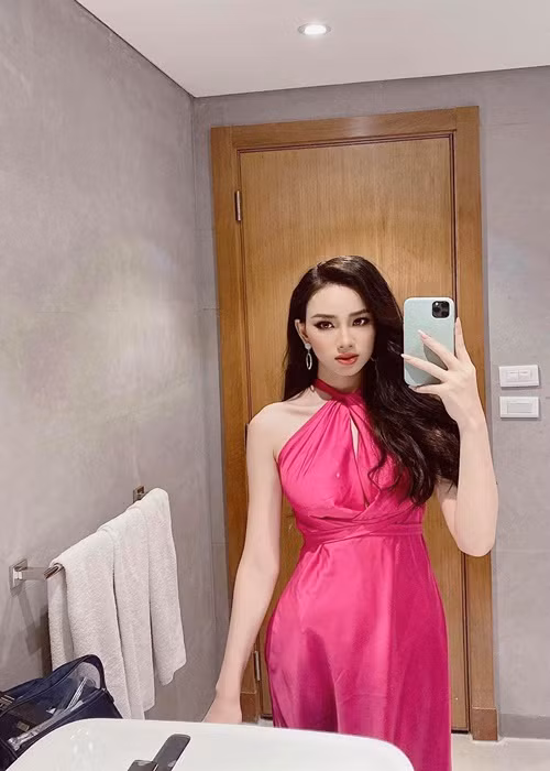 Do đóng gói trang phục quá cẩn thận, đại diện Việt Nam bị hải quan nghi buôn lậu quần áo nên tạm giữ 15 chiếc váy. Trong lúc chờ đợi ban tổ chức vận chuyển hành lý bị giữ đến sau, Ái Nhi phải mua bikini ở chợ Ai Cập và nhờ các thí sinh khác hỗ trợ trang phục. Ảnh: FB Ái Nhi