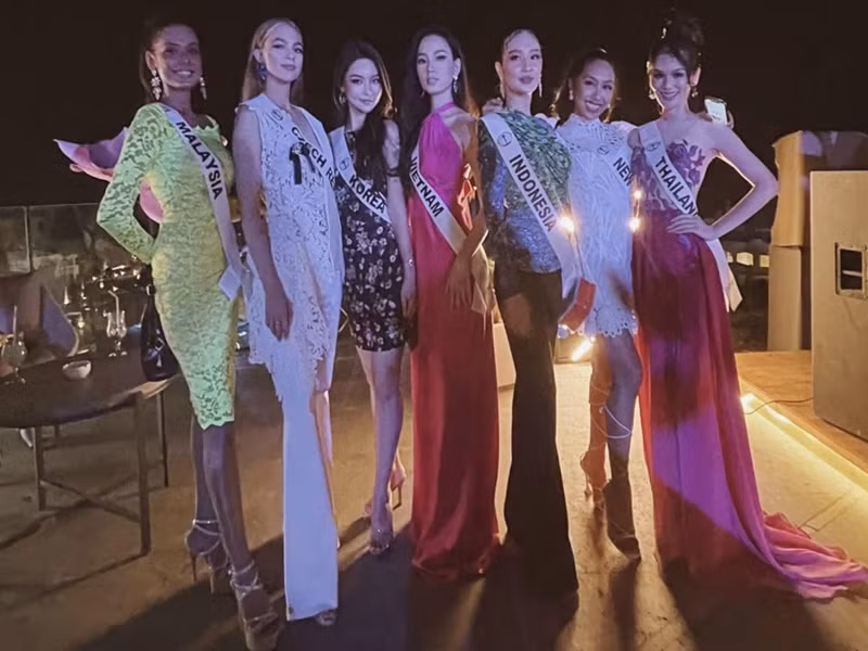 Ái Nhi diện đầm hồng hở lưng đọ sắc bên các thí sinh khác của cuộc thi. Ảnh: FB Ái Nhi