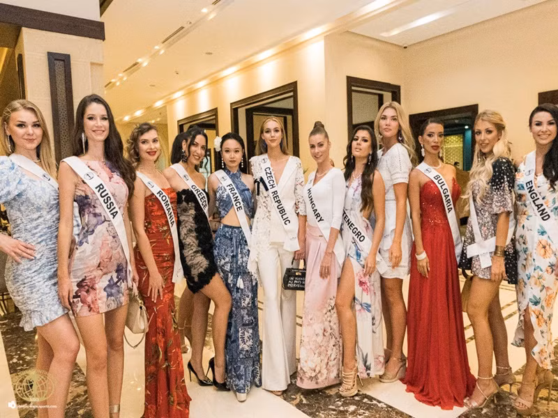 Dàn thí sinh Hoa hậu Liên lục địa 2021 đọ vẻ gợi cảm trong một hoạt động. Ảnh: Miss Intercontinental
