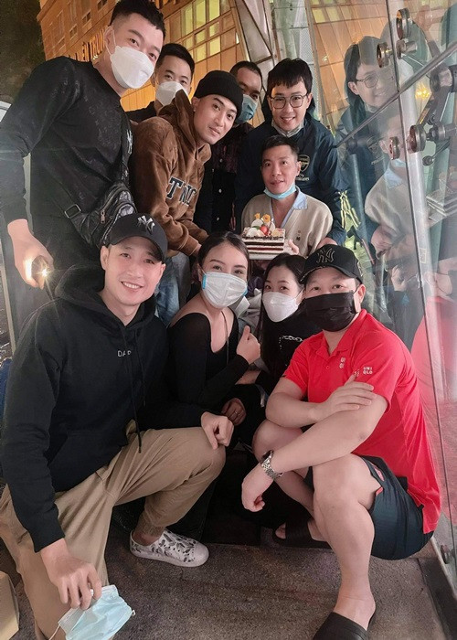 Các nghệ sĩ trẻ như Doãn Quốc Đam, Minh Tít đến bệnh viện mừng sinh nhật của Công Lý. Minh Tít chia sẻ: “Chỉ mong đại ca mạnh khỏe phấn khởi thế này là vui rồi”. Ảnh: FB Minh Tít