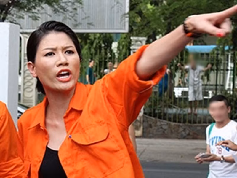 Trang Trần còn gây bão vì những lần ứng xử thiếu văn hóa. Năm 2014, trong chương trình Cuộc đua kỳ thú, cô nhiều lần văng tục khiến ban tổ chức đã phải che đi những lời này bằng tiếng “beep” hoặc cắt đi. Ảnh: Công an TP HCM