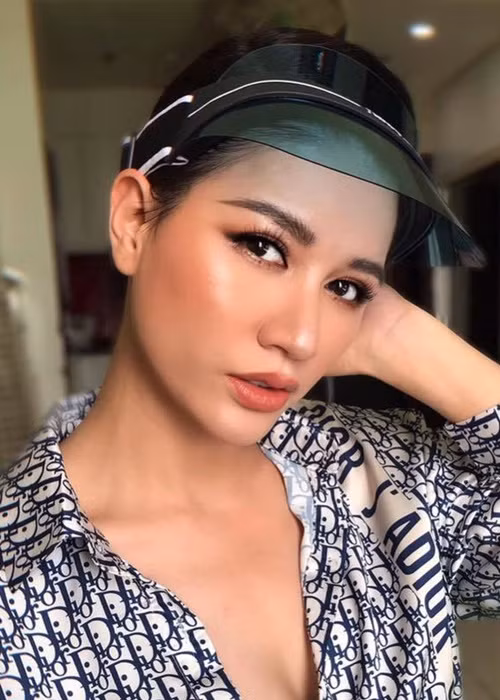 Năm 2015, Trang Trần và bạn bè đi taxi trên phố Đào Duy Từ và bị công an phường Hàng Buồm yêu cầu dừng xe, kiểm tra giấy tờ do lái xe đi vào đường ngược chiều. Khi cơ quan công an yêu cầu tài xế về trụ sở công an làm việc, Trang Trần tỏ thái độ bất hợp tác và dùng những lời lẽ lăng mạ người thi hành công vụ. Ảnh: Yan