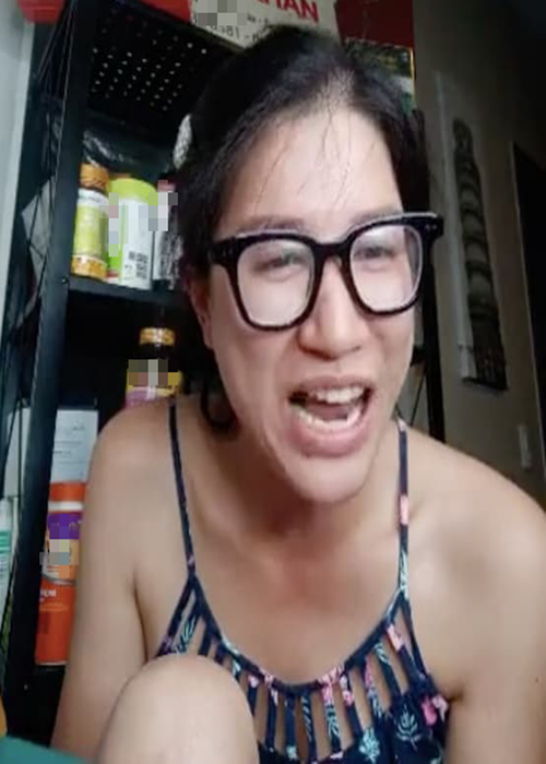 Trang Trần và bà Hằng khẩu chiến dữ dội từ vài tháng trước. Ban đầu, cựu người mẫu phản đối việc bà Hằng dùng từ "đám" để gọi dàn nghệ sĩ. Bà Hằng sau đó ám chỉ Trang Trần chỉ là người bán bún đậu. Trang Trần không chịu lép vế, đáp trả bà Phương Hằng: “Cháu nghèo cũng đâu xin tiền cô”. Ảnh: Người lao động