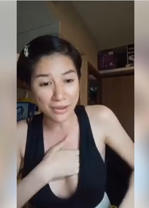 Trang Trần từng một số lần vướng ồn ào mặc phản cảm. Năm 2011, cô diện quần tregging dự một sự kiện. Không ngờ, chiếc quần làm lộ ra điểm nhạy cảm của Trang Trần khiến người đối diện phải đỏ mặt. Năm 2020, trong một lần livestream bán hàng, cô diện áo khoét cổ sâu và có những hành động sờ vòng một. Ảnh: Vietnamnet