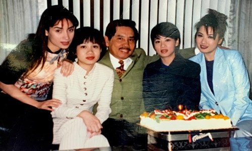 Ảnh hiếm cố ca sĩ Phi Nhung bên bố nuôi, chị em gái nuôi Anh hiem co ca si Phi Nhung ben bo nuoi, chi em gai nuoi