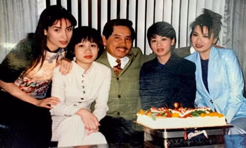 Anh hiem co ca si Phi Nhung ben bo nuoi, chi em gai nuoi