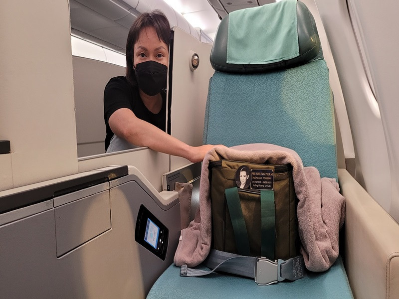 Viet Huong tam su 30 gio bay dua tro cot Phi Nhung ve My