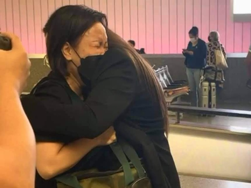 Trong lúc trao tro cốt Phi Nhung cho Wendy - con gái ruột của Phi Nhung, Việt Hương bật khóc. Ảnh: FB Wendy