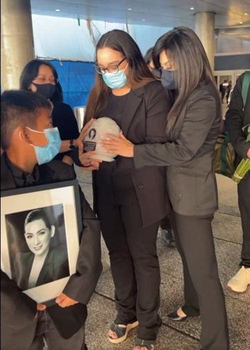 Trizzie Phương Trinh tâm sự: “31 năm trước cũng tại sân bay này chị ra rước em để giúp ước mơ ca sĩ của em trở thành hiện thực. Lúc đó em là cô gái ngây thơ, nhí nhảnh bằng xương bằng thịt với cái áo đầm màu xanh lá cây mà em nói em mới mua để bay qua Cali vì sợ chị chê em nhà quê. Hôm nay một lần nữa chị đón em ở sân bay LAX nhưng Phi Nhung của chị đâu rồi mà chỉ còn lại là một hũ tro cốt. Cuối cùng rồi em đã được về nhà trong vòng tay yêu thương của Wendy và gia đình. Ở đây em sẽ không còn lẻ loi và cô đơn nữa. Ngàn lần xin đa tạ vợ chồng Việt Hương đã đưa mẹ Nhung về với cháu Wendy”. Ảnh: Vietnamnet