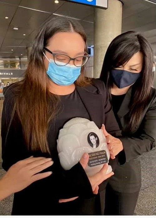 Trizzie Phương Trinh nghẹn lòng khi tro cốt của Phi Nhung về Mỹ. Ảnh: FB Trizzie Phương Trinh