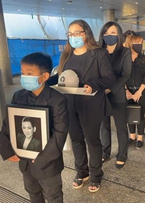 Sau khi nhận tro cốt mẹ, Wendy chia sẻ: “Mẹ đã về với con, bên gia đình yêu thương. Mẹ nghỉ ngơi rồi, đến với thế giới này với tấm thân nhỏ bé cùng hai bàn tay trắng, tạo lập nên bao nhiêu giá trị tốt đẹp nhân văn và giờ về lại với Phật cũng hai bàn tay trắng tinh khôi”. Ảnh: FB Wendy