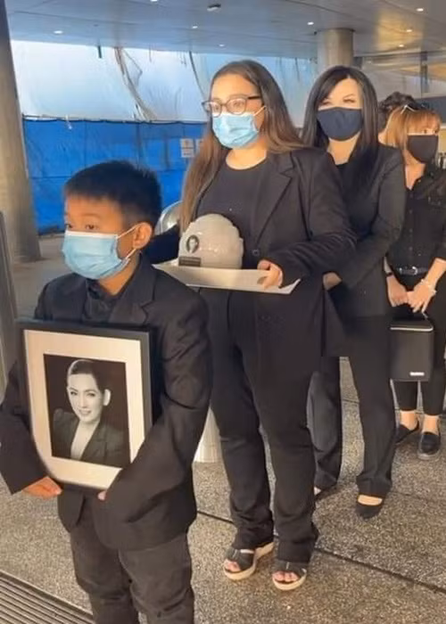 Sau khi nhận tro cốt mẹ, Wendy chia sẻ: “Mẹ đã về với con, bên gia đình yêu thương. Mẹ nghỉ ngơi rồi, đến với thế giới này với tấm thân nhỏ bé cùng hai bàn tay trắng, tạo lập nên bao nhiêu giá trị tốt đẹp nhân văn và giờ về lại với Phật cũng hai bàn tay trắng tinh khôi”. Ảnh: FB Wendy