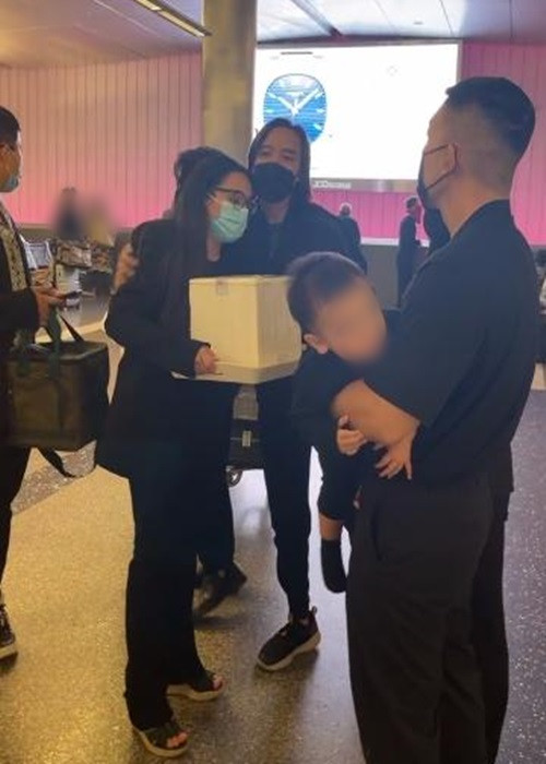 Tại sân bay, nhạc sĩ Hoài Phương - chồng Việt Hương chia buồn cùng con gái của Phi Nhung. Theo Việt Hương, Wendy cùng gia đình của Phi Nhung sẽ lo chu toàn cho hậu sự của cố ca sĩ ở Mỹ. Ảnh: Vietnamnet