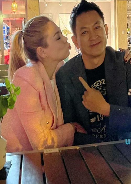 Thanh Thảo cho hay: “Chẳng ai sinh ra mà hợp nhau cả. Một chút nhường nhịn, một chút chịu đựng, thêm một chút nhẫn nại và có cả một chút hy sinh vì nhau nên tình yêu mới bền vững. Thế nên có một số bạn bè cứ muốn giới thiệu anh ấy cho người khác hợp hơn hoài nhưng phải tìm người có đủ nhẫn nại để chiều theo tính cách của anh ấy cơ. Nếu không thì đúng như bạn thân anh ấy đã nói với mình ngày đầu quen biết, đó là "không có cô nào chịu được quá 1 năm". Cô này thì 2 tuần nữa là đủ 5 năm".