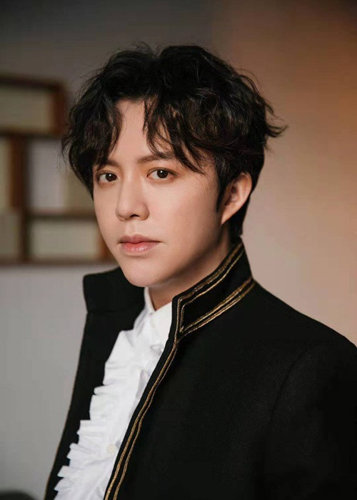 Nam nghệ sĩ có những danh xưng như “Thiên tài piano” hay “Hoàng tử piano”, "Chopin của Trung Quốc”, "Thiên tài trăm năm có một". Ảnh: Vietnamnet