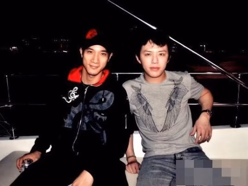 Lý Vân Địch từng vướng nghi vấn tình cảm đồng giới với ca sĩ Vương Lực Hoành. Cả hai gặp nhau lần đầu vào năm 2012 khi cùng trình diễn trong một tiết mục của một chương trình. Tháng 4 và tháng 9/2012, Vương Lực Hoành mời Lý Vân Địch tham gia liveshow của mình. Bị đồn hẹn hò với Lý Vân Địch, Vương Lực Hoành phủ nhận. Ảnh: Vietnamnet