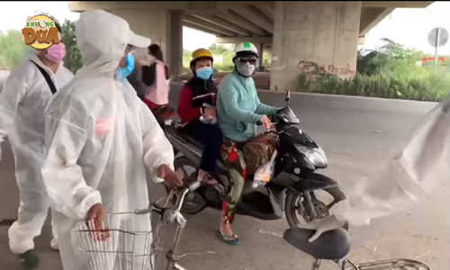 Vach tran kich ban lua dao cua nguoi phu nu gia cho con ve que de xin tien-Hinh-2