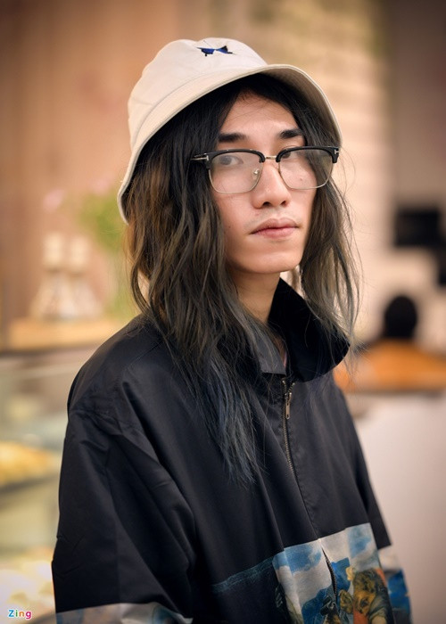 Về nghệ danh, Chị Cả cho biết, đây là cái tên anh đặt để nhớ về người chị quá cố đã dìu dắt anh những bước đầu tiên trên con đường đến với rap. “Chị đã ở cạnh giúp đỡ, truyền cảm hứng cho tôi suốt 6 năm nên tôi rất sốc. Mỗi khi nhìn thấy bộ tóc dài, tôi lại nhớ đến chị”, nam rapper chia sẻ trên Zing. Ảnh: Zing