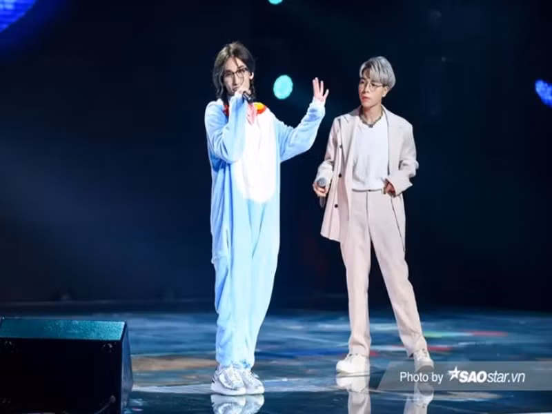 Ngoài đời, Chị Cả trầm tính, ít nói và khá nhát. Nhưng khi lên sân khấu, anh có phần nổi loạn. Ảnh: Saostar