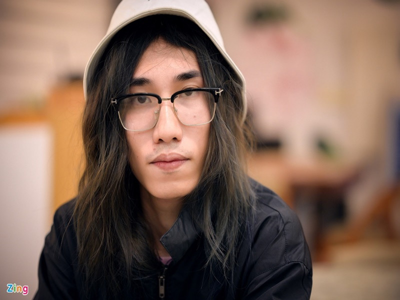 Mỗi khi đi diễn, top 8 King of rap phải mua hoặc đi thuê một bộ tóc giả. Ảnh: Zing