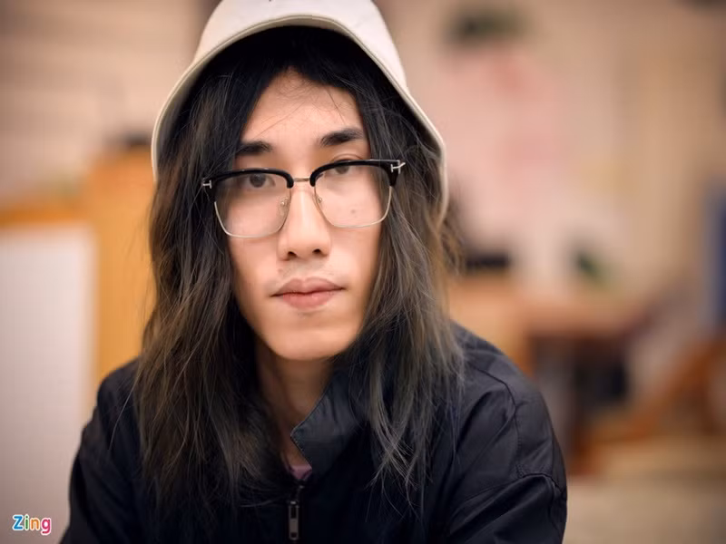 Mỗi khi đi diễn, top 8 King of rap phải mua hoặc đi thuê một bộ tóc giả. Ảnh: Zing