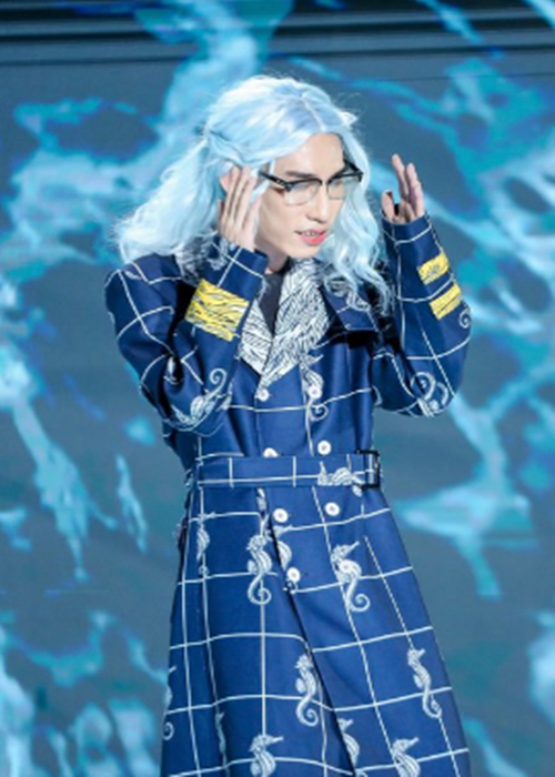 Rapper Chị Cả sinh năm 1994, tên thật là Đinh Thanh Tùng. Anh viết và thu âm bản rap đầu tiên năm lớp 10. Do mê rap, Chị Cả bỏ học ngành Lý luận phê bình điện ảnh Đại học Sân khấu - Điện ảnh Hà Nội. Theo nam rapper, gia đình không ủng hộ anh theo rap. Ảnh: Yan