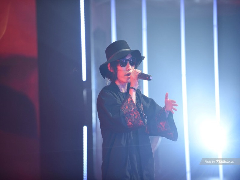 Nam rapper từng làm khá nhiều nghề như chạy ship hàng, bán thịt xiên, chạy bàn tại quán bar. Ảnh: Tiền Phong