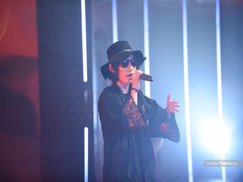 Nam rapper từng làm khá nhiều nghề như chạy ship hàng, bán thịt xiên, chạy bàn tại quán bar. Ảnh: Tiền Phong