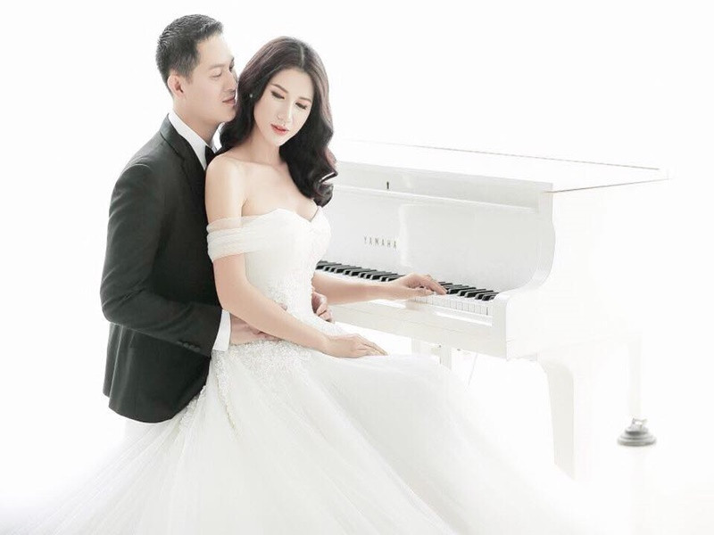  Trang Trần và Louis quen nhau trong thời gian tham gia các chương trình thiện nguyện. Gắn bó được nhiều năm, có một cô con gái chung nhưng cả hai vẫn chưa làm đám cưới. Ảnh: FB ông xã Trang Trần