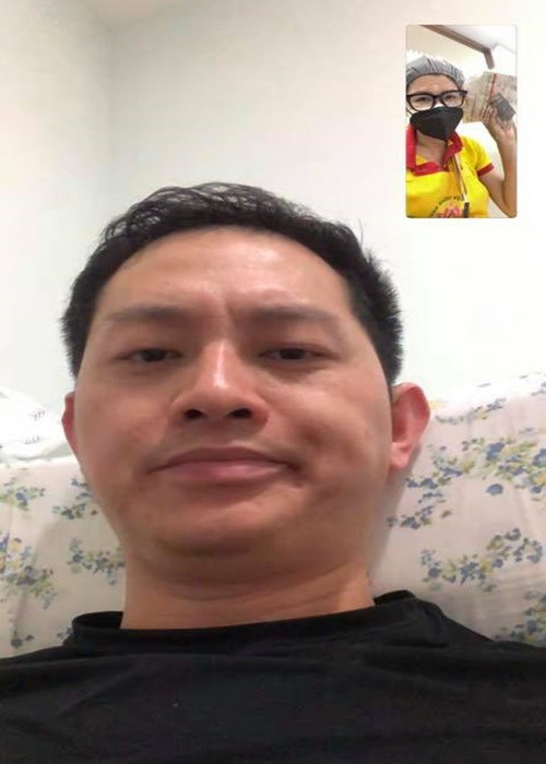 “Tôi đã từng thấy em ngồi góc chùa khóc, tôi đã thấy em trong bộ đồ lam, tôi đã thấy em trong đôi dép kẹp, tôi đã thấy em khuân từng bao gạo, từng bộc quần áo từ thiện, không son phấn loè loẹt, chẳng điểm tô mặt mày, tóc buộc thật gọn gàng”, ông xã của Trang Trần viết trên trang cá nhân. Ảnh: FB Trang Trần