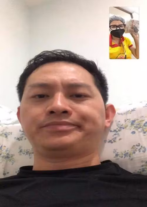 “Tôi đã từng thấy em ngồi góc chùa khóc, tôi đã thấy em trong bộ đồ lam, tôi đã thấy em trong đôi dép kẹp, tôi đã thấy em khuân từng bao gạo, từng bộc quần áo từ thiện, không son phấn loè loẹt, chẳng điểm tô mặt mày, tóc buộc thật gọn gàng”, ông xã của Trang Trần viết trên trang cá nhân. Ảnh: FB Trang Trần