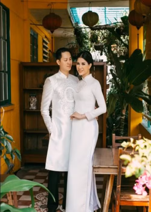 Sống xa nhau, vợ chồng Trang Trần vẫn thường xuyên liên lạc qua Facetime. Thỉnh thoảng Louis lại về Việt Nam đưa vợ con đi du lịch. Ảnh: Saostar