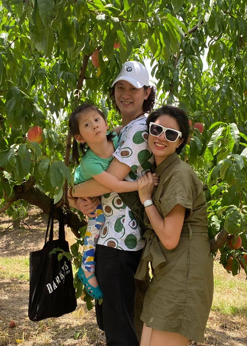 Cô nói: “Người đàn bà tự chủ sẽ có một sức mạnh và sức hấp dẫn cực kỳ đặc biệt, người đàn ông sẽ không cảm thấy bị gánh nặng bởi người đàn bà đó và họ cảm thấy rất an tâm với người song hành cùng mình trong cuộc đời. Nếu như mai này họ có ngã xuống thì người đàn bà kia vẫn chăm lo tốt đẹp cho các con”. Ảnh: FB Trang Trần