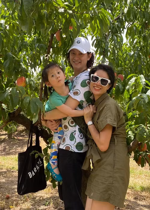 Cô nói: “Người đàn bà tự chủ sẽ có một sức mạnh và sức hấp dẫn cực kỳ đặc biệt, người đàn ông sẽ không cảm thấy bị gánh nặng bởi người đàn bà đó và họ cảm thấy rất an tâm với người song hành cùng mình trong cuộc đời. Nếu như mai này họ có ngã xuống thì người đàn bà kia vẫn chăm lo tốt đẹp cho các con”. Ảnh: FB Trang Trần