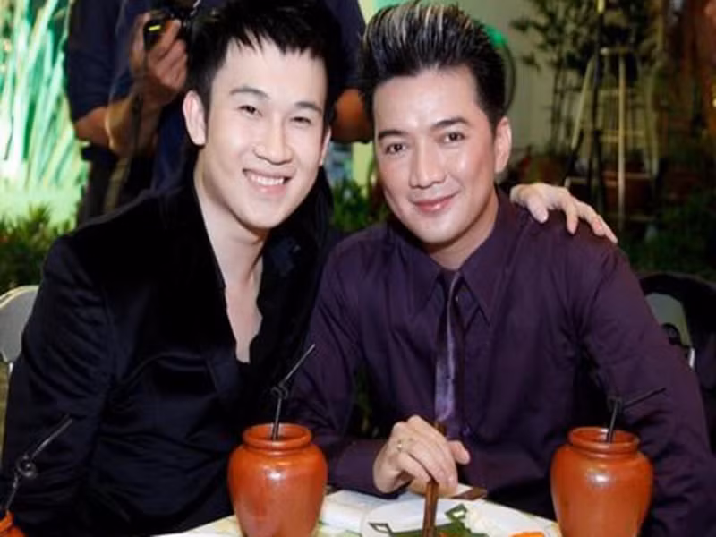 Nổi tiếng ở hải ngoại nhưng ở Việt Nam, Dương Triệu Vũ là cái tên chưa được nhiều khán giả biết đến. Năm 2009, em trai của Hoài Linh trở về Việt Nam hoạt động nghệ thuật. Trong giai đoạn đầu ca hát tại quê nhà, nam ca sĩ được Đàm Vĩnh Hưng nhận làm học trò và hỗ trợ. Ảnh: Một thế giới