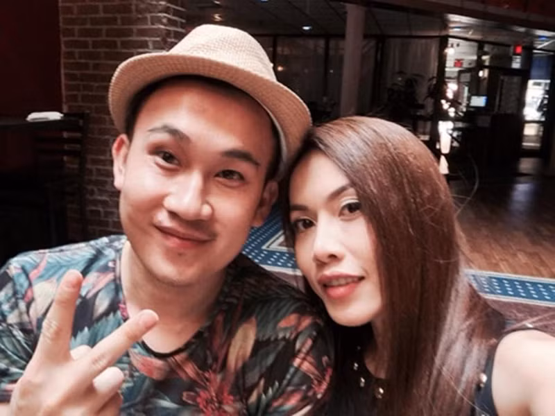 Dương Triệu Vũ từng chia sẻ, Hoài Linh không ủng hộ anh và chị gái Phương Trang theo nghiệp hát. "Anh Linh cũng không ủng hộ chị Trang đâu. Anh gắn bó với nghề nên anh hiểu nghề bạc như thế nào”, Dương Triệu Vũ cho hay. Ảnh: Zing