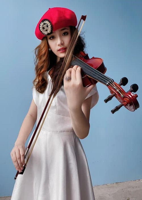 Hoàng Thiên Nga nói và hát được ba thứ tiếng gồm Anh, Pháp và tiếng Latinh. Ngoài ra, em còn chơi thành thạo 4 nhạc cụ gồm piano, organ, guitar và trống. Ước mơ của Thiên Nga là trở thành nhà sản xuất âm nhạc nổi tiếng thế giới. Ảnh: FB Thiên Nga