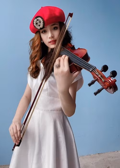 Hoàng Thiên Nga nói và hát được ba thứ tiếng gồm Anh, Pháp và tiếng Latinh. Ngoài ra, em còn chơi thành thạo 4 nhạc cụ gồm piano, organ, guitar và trống. Ước mơ của Thiên Nga là trở thành nhà sản xuất âm nhạc nổi tiếng thế giới. Ảnh: FB Thiên Nga