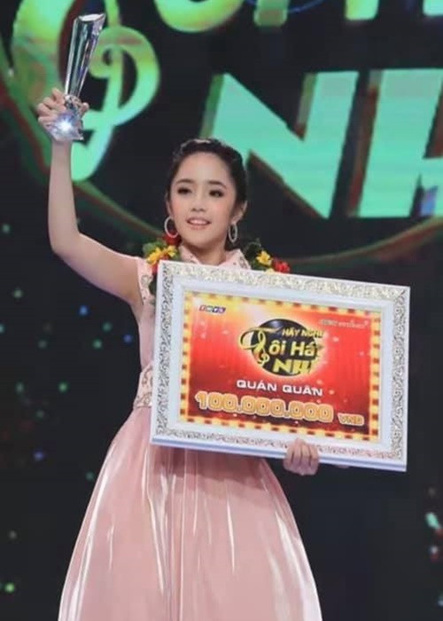 Con nuôi Bằng Kiều rất tài năng. Theo Pháp luật TPHCM, khi 5 tuổi, em đã bộc lộ năng khiếu ca hát. Năm 8 tuổi, Thiên Nga lọt top 6 cuộc thi Giọng hát Việt Nhí 2018. Năm 2020, em giành ngôi vị quán quân Hãy nghe tôi hát phiên bản nhí. Ảnh: FB Thiên Nga