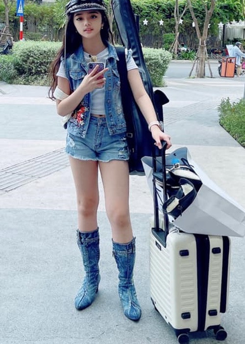 Con nuôi Bằng Kiều còn gây chú ý nhờ ngoại hình xinh đẹp với chiều cao 1m70. Ảnh: FB Thiên Nga