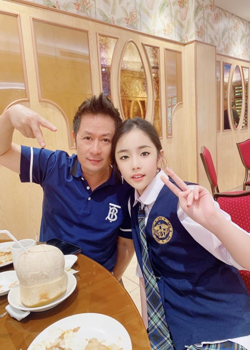 Hoàng Thiên Nga là con gái nuôi của Bằng Kiều. Mẹ của Thiên Nga chia sẻ trên Phụ nữ Việt Nam: “Năm 2019, con gái tôi có đi lưu diễn châu Âu, trong dịp này thì bé và ca sĩ Bằng Kiều diễn chung nên thường xuyên gặp nhau. Trong quá trình cùng đi diễn ở 8 - 9 nước thì Bằng Kiều khá thích bé, anh thường hỏi han, trò chuyện cùng bé. Sau khi về nước thì Bằng Kiều nhận Thiên Nga làm con gái nuôi". Ảnh: FB Thiên Nga