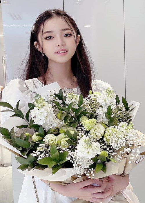 Theo Dân Việt, cát-sê của Thiên Nga không hề thấp. Mẹ của em tiết lộ, cát-sê lần đầu tiên cầm mic của con là 500 nghìn đồng, cao nhất tại Việt Nam là khoảng 20 triệu đồng, cao nhất tại nước ngoài là 4000 USD (khoảng 92 triệu đồng). Ảnh: FB Thiên Nga