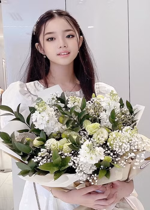 Theo Dân Việt, cát-sê của Thiên Nga không hề thấp. Mẹ của em tiết lộ, cát-sê lần đầu tiên cầm mic của con là 500 nghìn đồng, cao nhất tại Việt Nam là khoảng 20 triệu đồng, cao nhất tại nước ngoài là 4000 USD (khoảng 92 triệu đồng). Ảnh: FB Thiên Nga