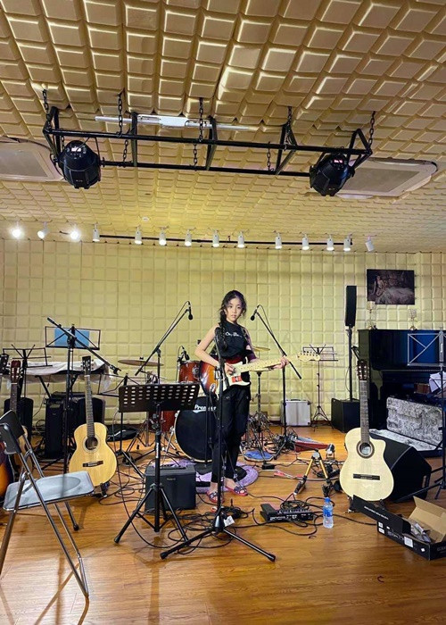 Thiên Nga sống trong căn penhouse 20 tỷ do mẹ mua để thuận tiện việc học tập và đi lại. Theo mẹ của Thiên Nga, căn penthouse có phòng nhạc cụ để Thiên Nga có thể tập luyện. Ảnh: Phụ nữ Việt Nam