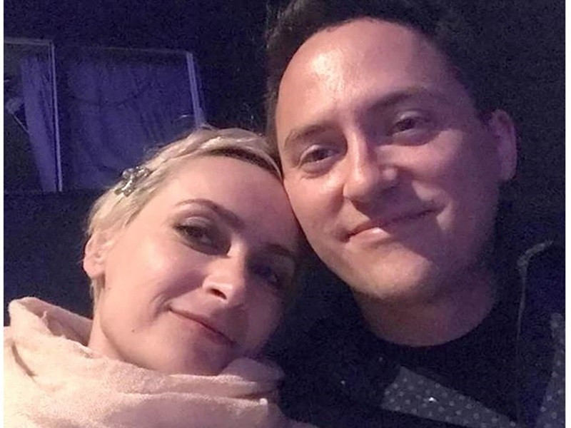 Chồng của nữ đạo diễn hình ảnh Halyna là luật sư Matthew. Cả hai kết hôn được 16 năm, có một cậu con trai 9 tuổi tên Andros. Ảnh: The sun