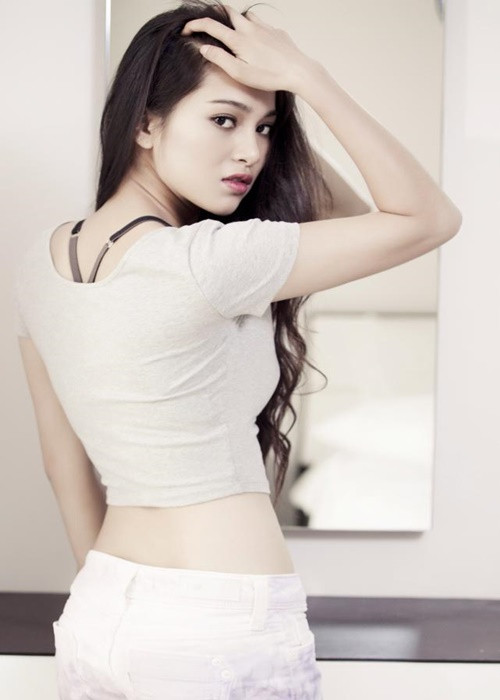 Cô có sở thích võ thuật, phim ảnh, chơi xe giống bạn trai. Ảnh: FB Nhung Kate