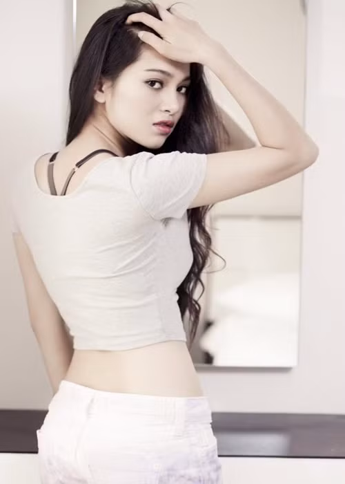 Cô có sở thích võ thuật, phim ảnh, chơi xe giống bạn trai. Ảnh: FB Nhung Kate